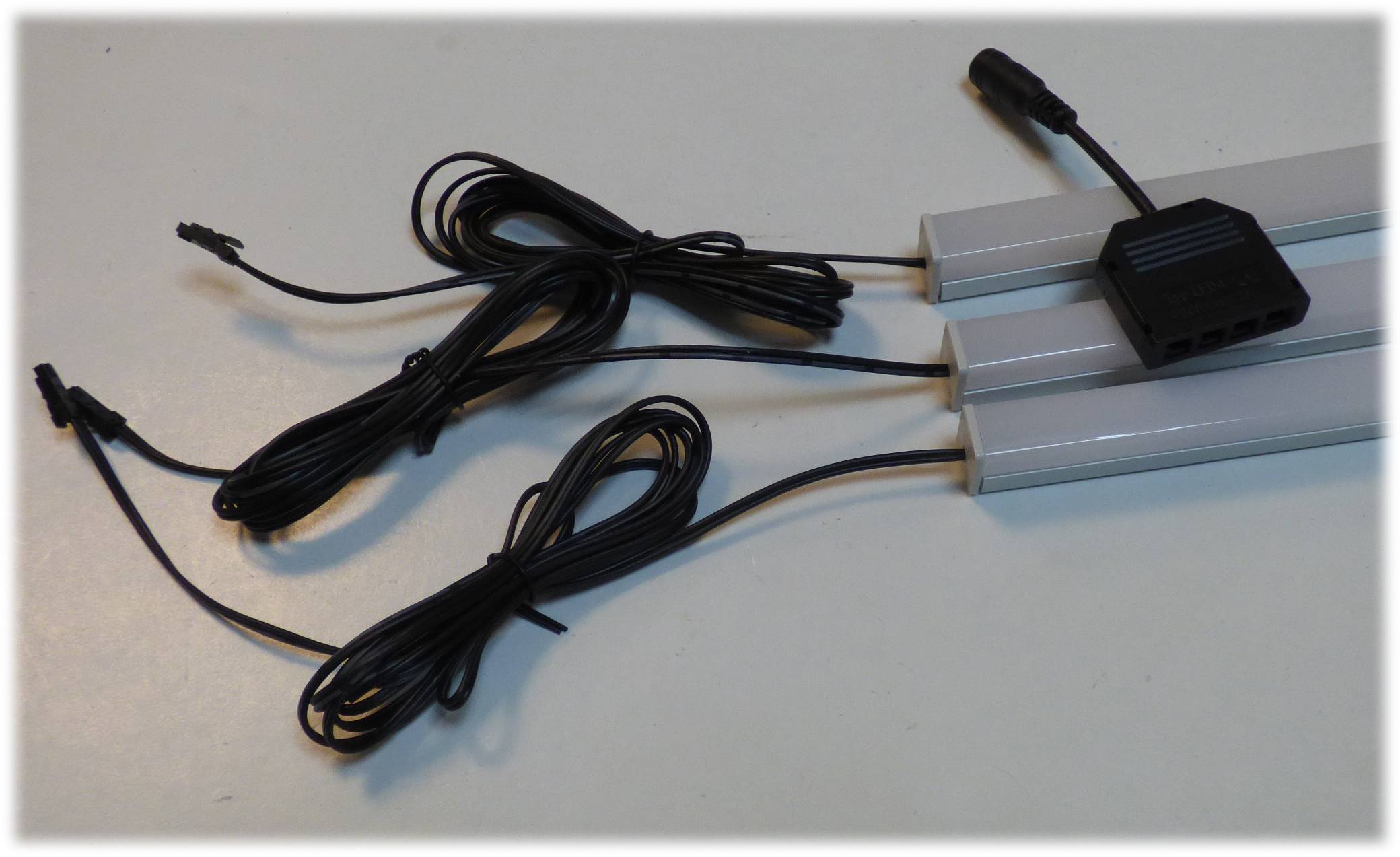 5001 LED ALU Leuchte Aufsatz weiß 3x1m Fernbed. +Netzteil Warm Weiß