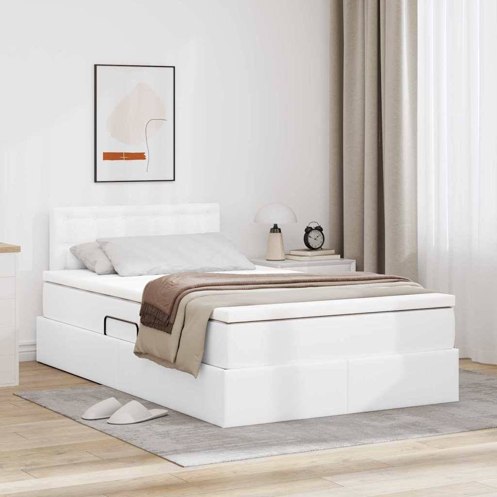 Ein modernes Schlafzimmer mit einem weißen Bett mit braun- und beigefarbener Bettwäsche, einem Nachttisch mit Lampe und Uhr, abstrakter Kunst und einem Vorhang.