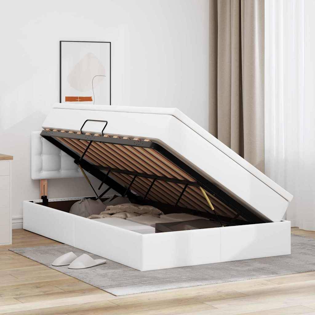 Weißes Ottoman-Bett mit geöffnetem Stauraum, in dem Bettwäsche ordentlich und übersichtlich organisiert ist. Der Raum ist mit hellen Dekorationen und Vorhängen ausgestattet.