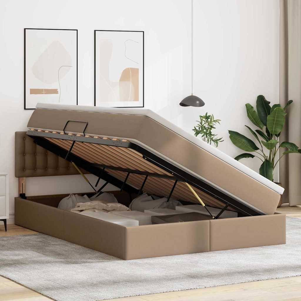Ein beiges Bett mit Hubtablett-Stauraum ist geöffnet und zeigt darin gelagerte Decken. Das Schlafzimmer verfügt über abstrakte Wandkunst, eine Hängeleuchte und eine Topfpflanze.