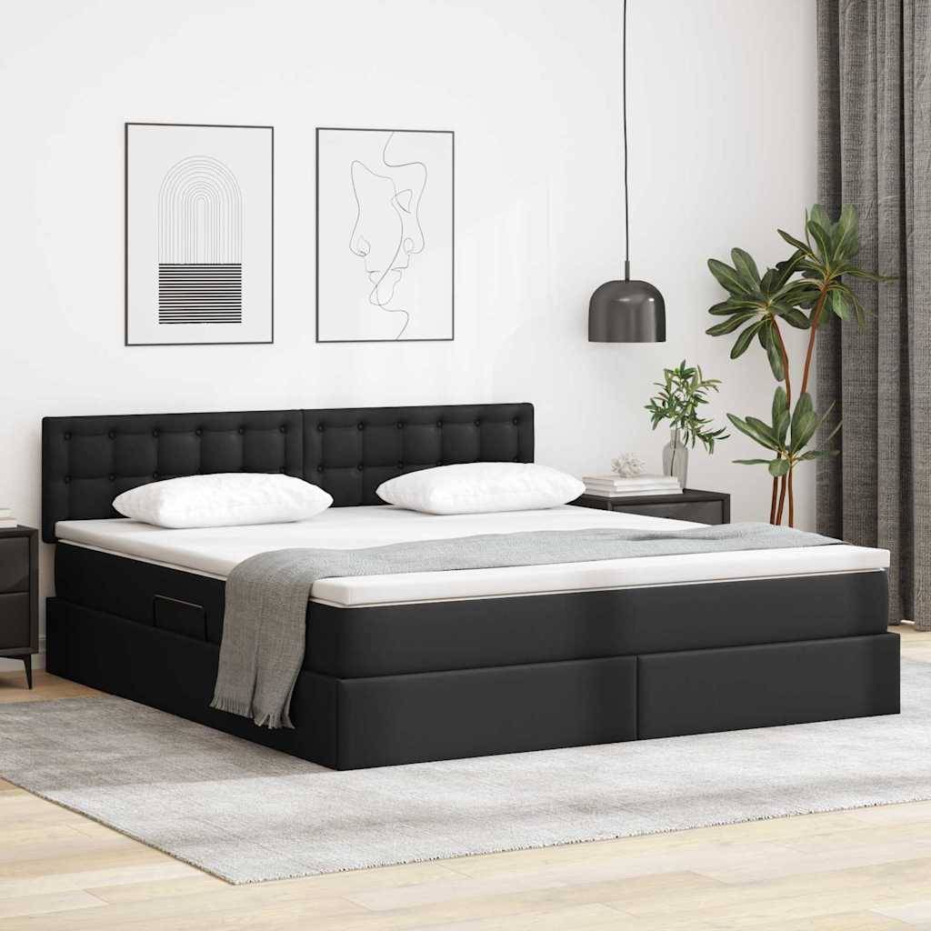 Ein modernes Schlafzimmer zeigt ein schwarzes gepolstertes Bett mit weißer Bettwäsche, zwei Wandkunstwerken, einem Nachttisch mit einer Lampe und einer Pflanze.