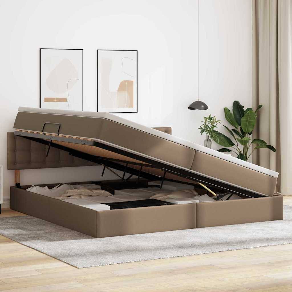 Ein beige gepolstertes Stauraumbett mit hochgeklappter Matratze, die den Stauraum darunter offenlegt. Der Raum ist minimalistisch eingerichtet.