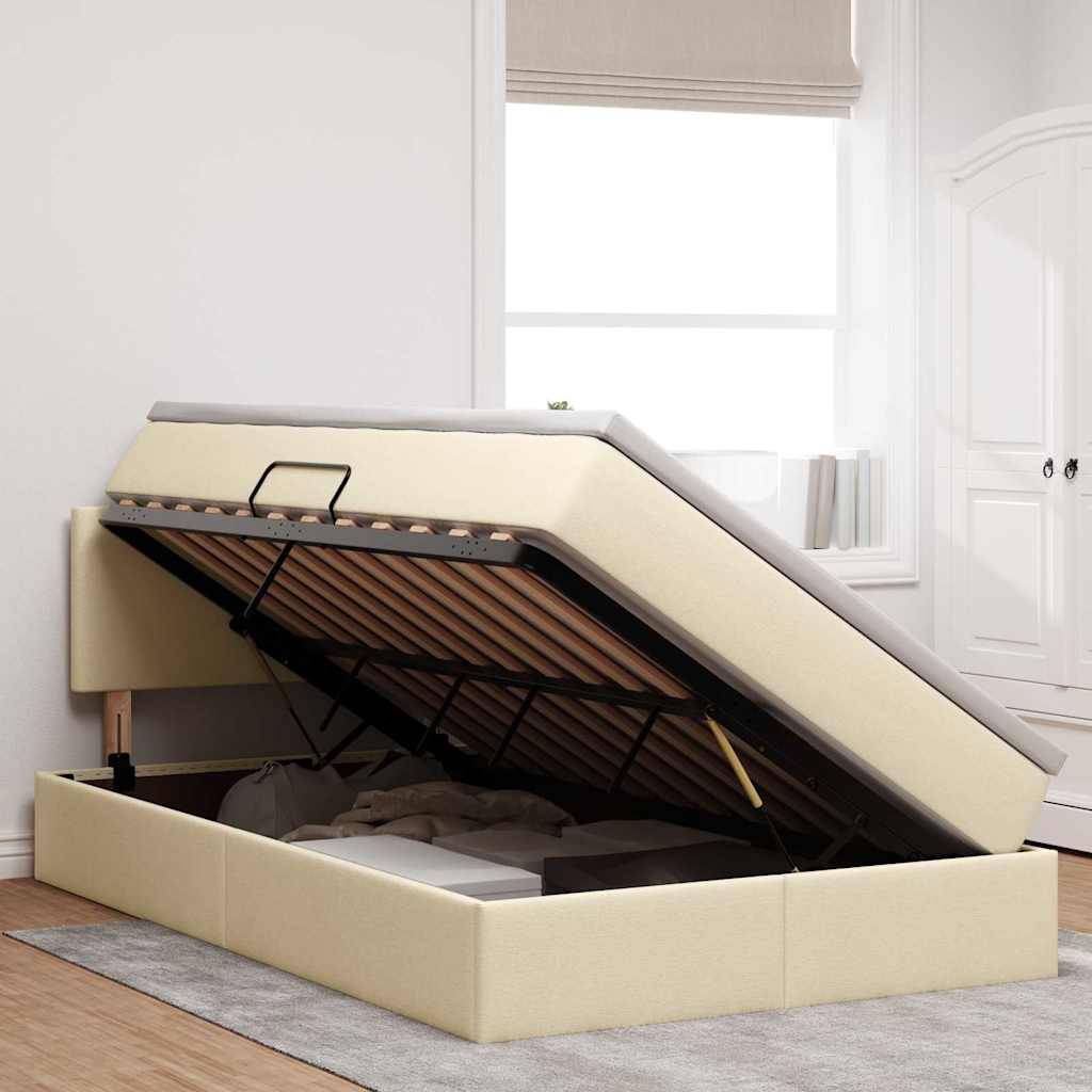 Ein beiges Bett mit Hubfunktion und offener Matratze, die den Stauraum darunter zeigt, in einem hellen Zimmer platziert.