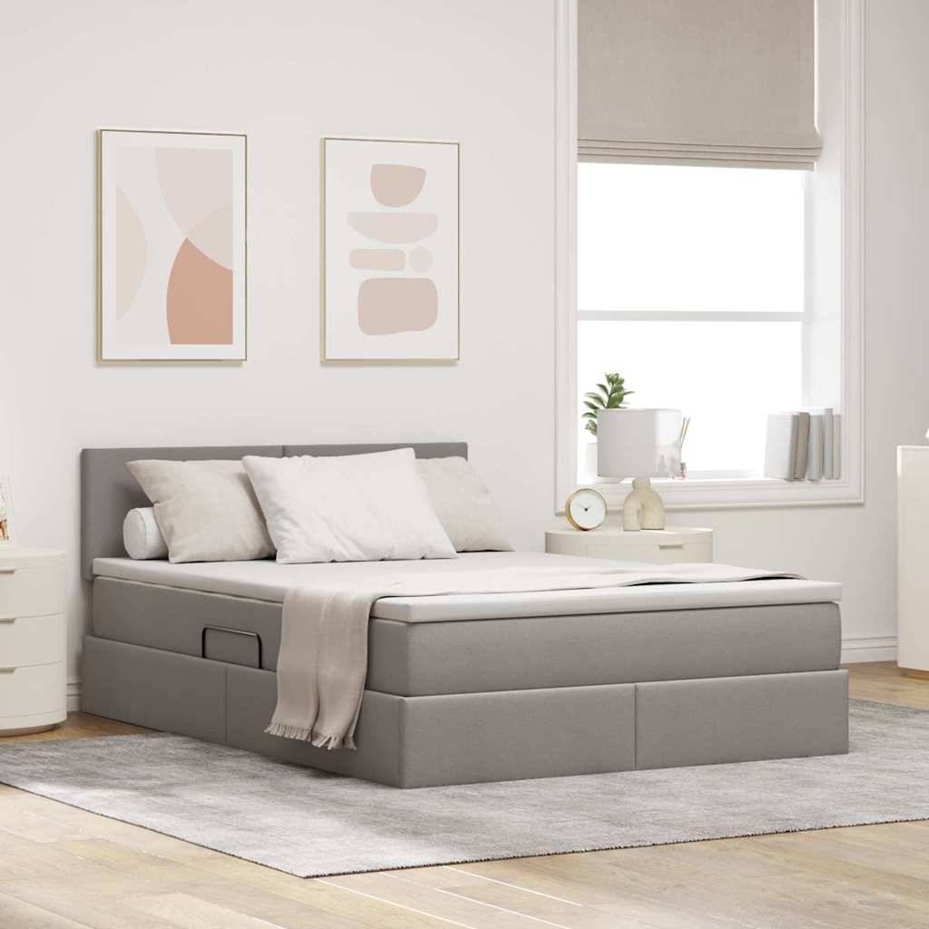 Ein modernes Schlafzimmer mit grauem Polsterbett, beigefarbener Bettwäsche und neutraler Einrichtung. Großes Fenster mit Jalousien, helles Holzmöbel und abstrakte Kunst.
