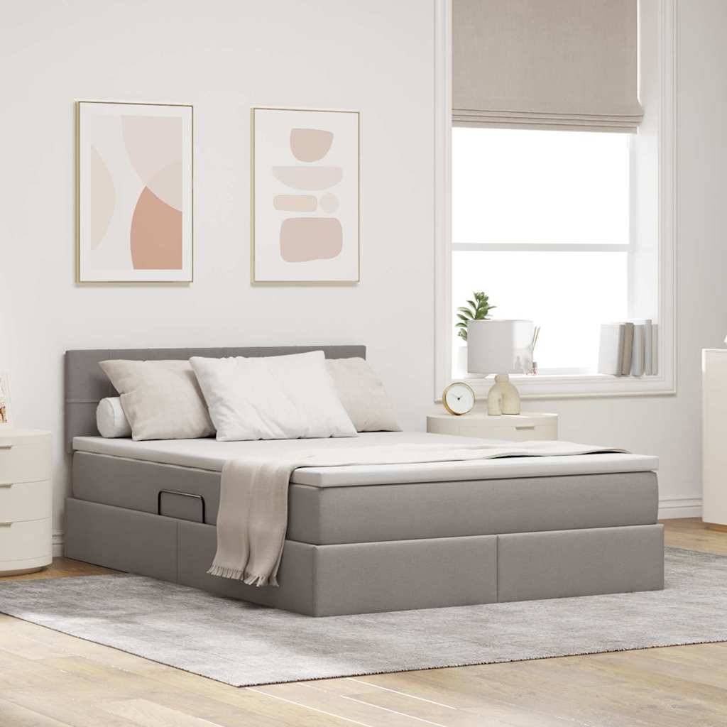 Ein modernes Schlafzimmer mit einem grauen Plattformbett, weißer Bettwäsche, abstrakter Wandkunst, Nachttisch mit Dekoration und einem großen Fenster.