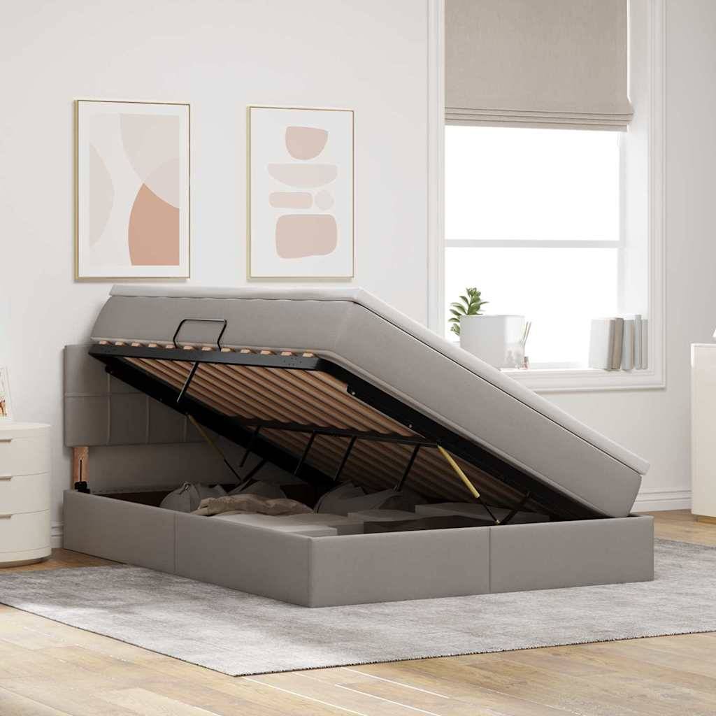 Ein modernes graues Speicherbett mit offener hydraulischer Hebevorrichtung, die viel Platz darunter offenbart. Das Zimmer ist mit minimalistischer Dekoration und sanfter Beleuchtung ausgestattet.