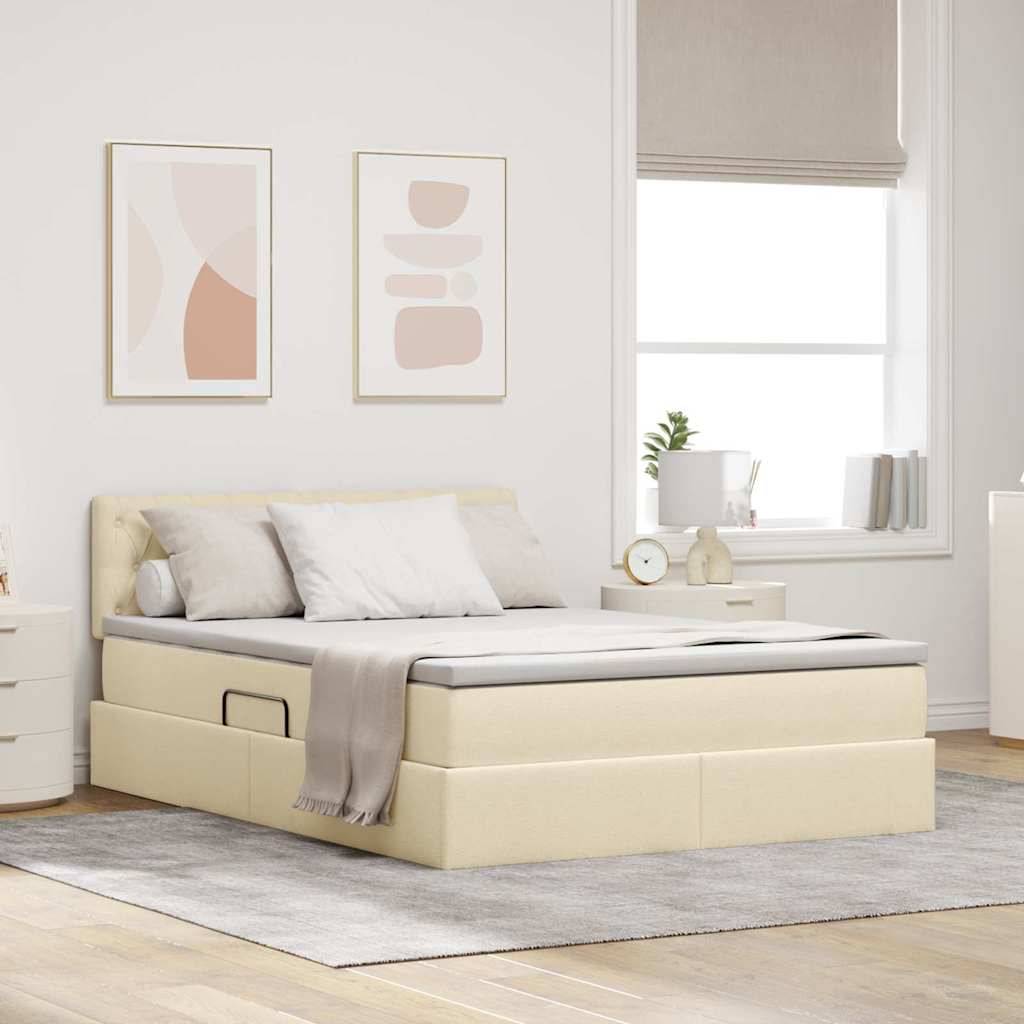 Ein minimalistisches Schlafzimmer mit einem beigen Bett, zwei abstrakten Drucken an der Wand und einem Fenster, durch das Licht hereinströmt. Zwei Nachttische mit Lampen.