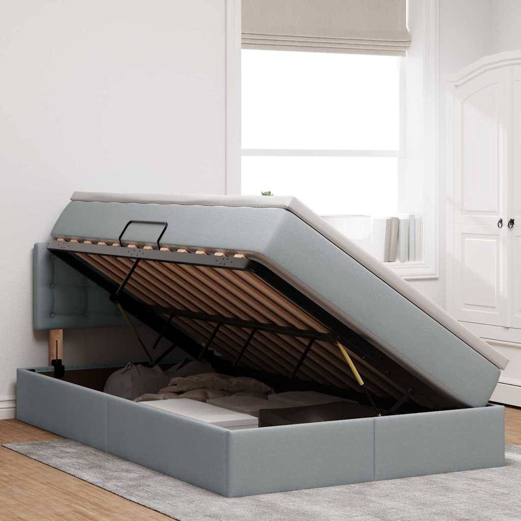 Ein Bettrahmen mit einem offenen Lagerraum darunter, der einen Hochzugmechanismus zeigt, in einer modernen Schlafzimmereinrichtung.