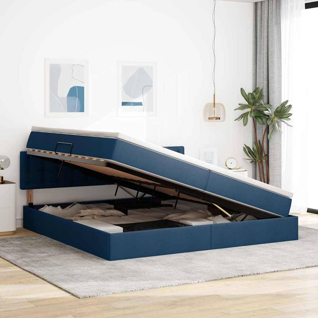 Ein modernes Schlafzimmer zeigt ein blaues Stauraumbett, bei dem die Matratze angehoben ist und den großzügigen Stauraum darunter offenlegt. Die Dekoration umfasst abstrakte Wandkunst und eine Pflanze.
