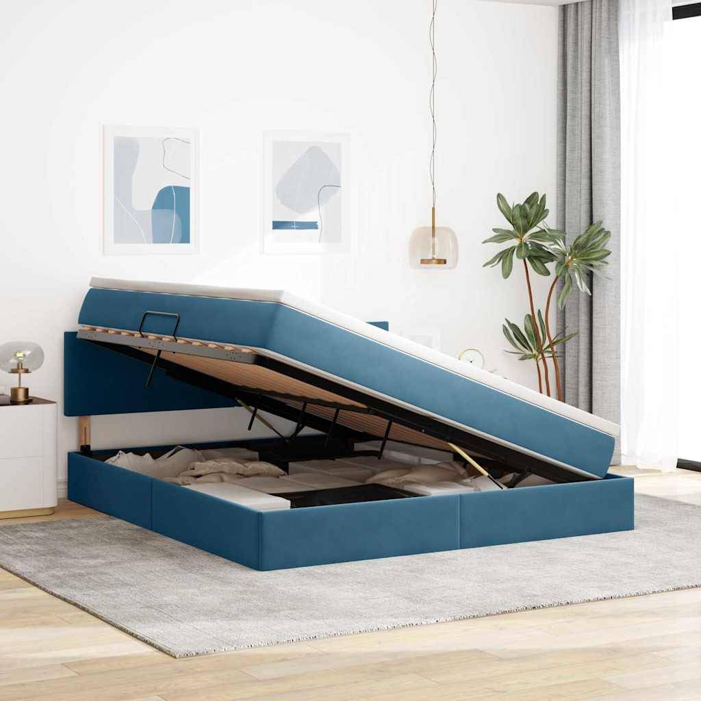 Blaues Aufbewahrungsbett in modernem Schlafzimmer, teilweise geöffnet, um den Stauraum im Inneren zu zeigen. Dekoration umfasst abstrakte Kunst, Pflanze und Pendelleuchte.
