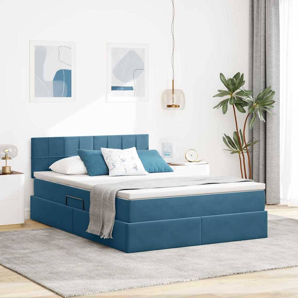 Ein modernes Schlafzimmer mit einem blau gepolsterten Bett, weißer Bettwäsche, einer grauen Wurfdecke, abstrakter Kunst an der Wand und einer Topfpflanze.