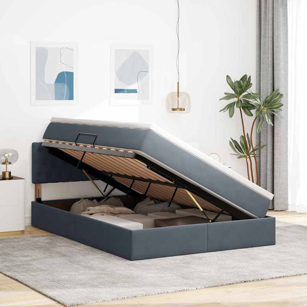 Ein modernes Schlafzimmer mit einem grauen Aufbewahrungsbett, dessen Deckel geöffnet ist und den Stauraum darunter offenlegt. Die minimalistische Dekoration umfasst abstrakte Kunst und eine Zimmerpflanze.