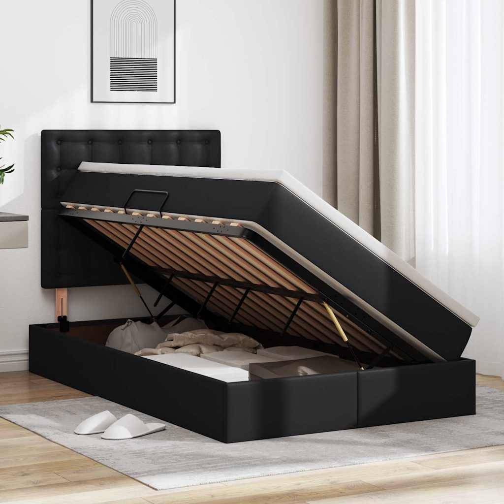 Ein schlankes schwarzes Bett mit angehobener Matratze offenbart einen Stauraum darunter, in dem gefaltete Wäsche zu sehen ist. Der Raum ist modern eingerichtet und verfügt über ein lichtdurchflutetes Fenster.