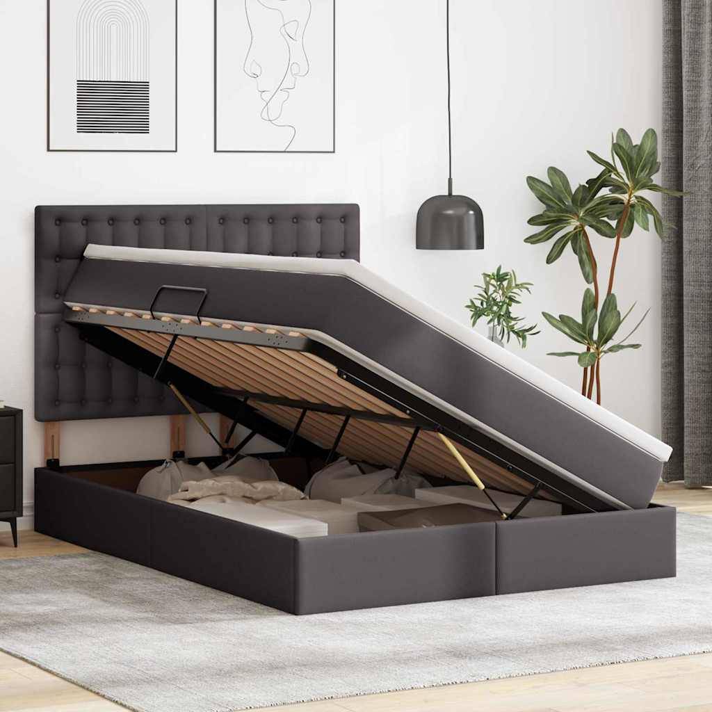 Ein modernes Schlafzimmer zeigt ein graues gepolstertes Bett mit einem offenen Stauraum unter der Matratze, eine Zimmerpflanze und minimalistische Einrichtung.