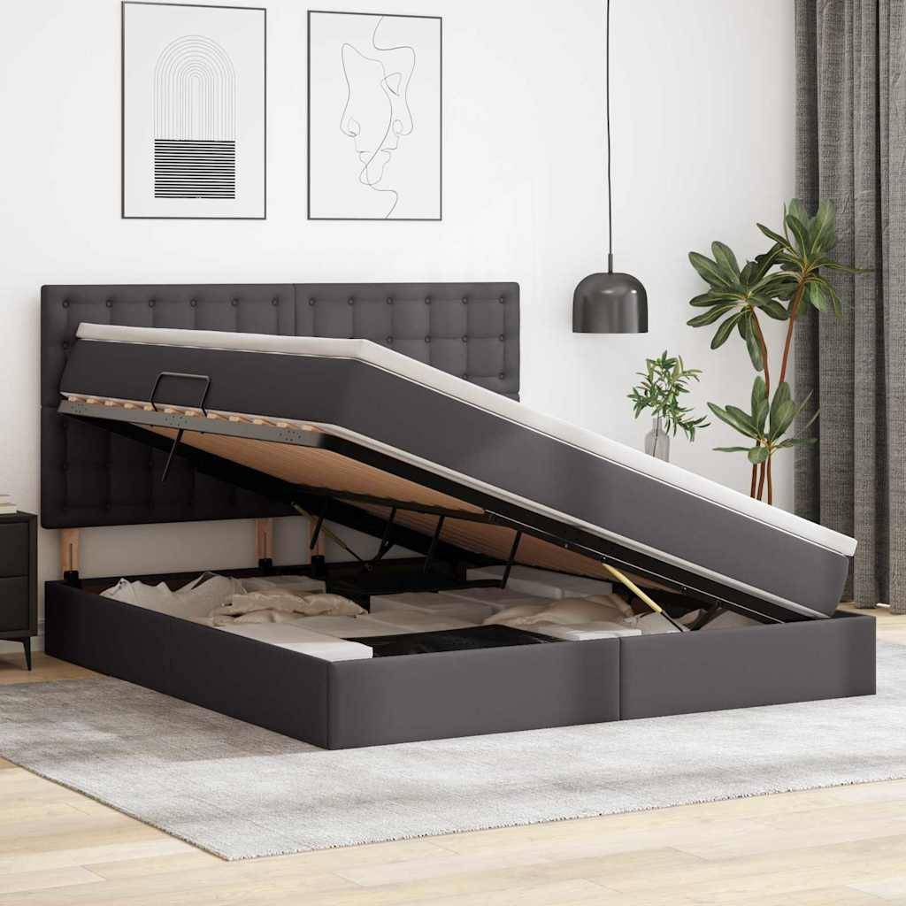 Ein modernes Schlafzimmer verfügt über ein Funktionsbett mit einer klappbaren Matratze, die großzügigen Platz darunter offenbart. Das Zimmer ist mit minimalistischer Kunst und Pflanzen dekoriert und bietet eine saubere, stilvolle Ästhetik.