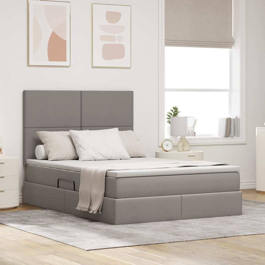 Ein modernes Schlafzimmer mit einem grau gepolsterten Bett, weißer Bettwäsche und neutraltoniger Wandkunst. Ein großes Fenster mit weichem Licht, das den Raum erleuchtet.