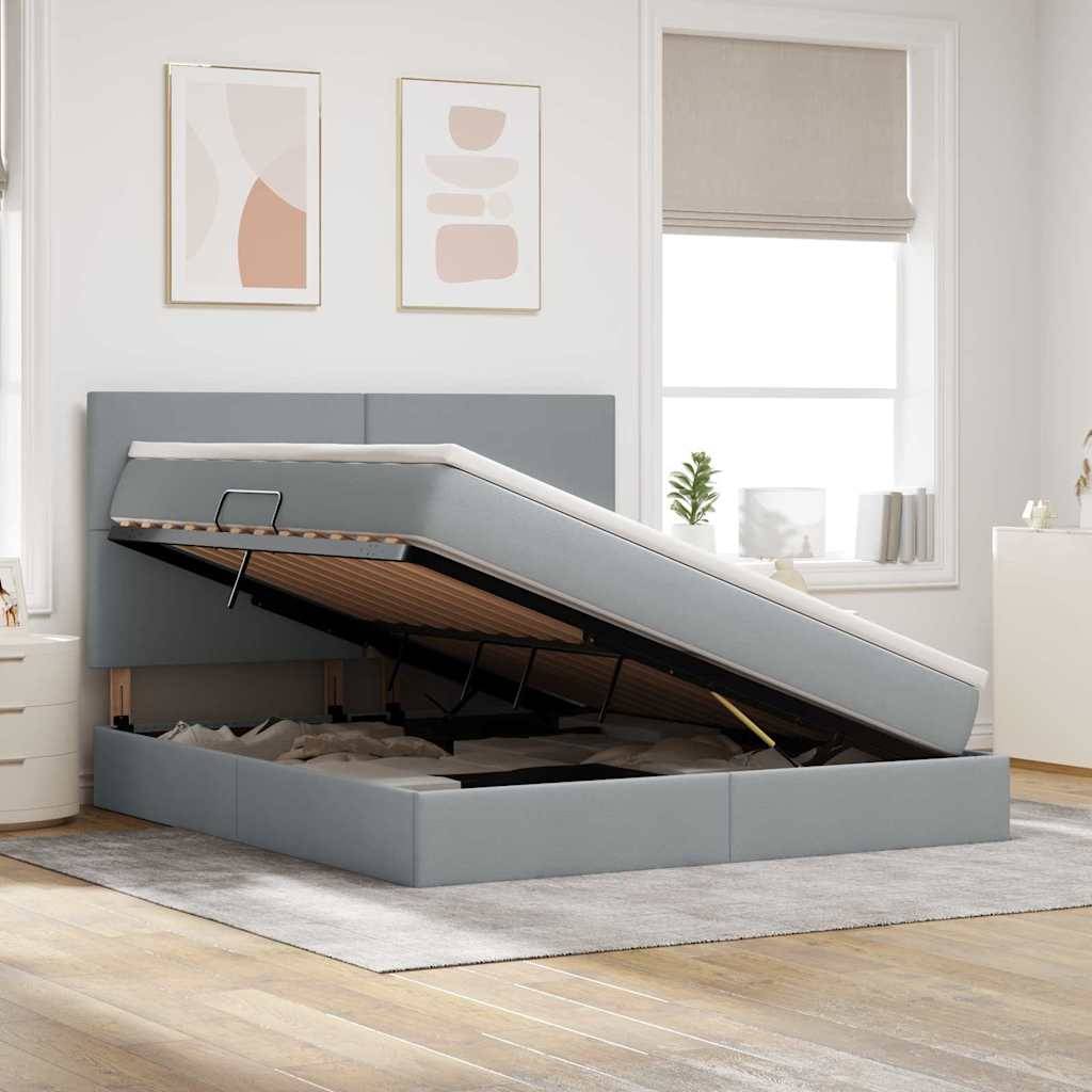 Ein graues gepolstertes Bett mit einer Aufklapp-Matratzenablage, platziert in einem hellen Schlafzimmer mit Holzfußboden und abstrakter Kunst an der Wand.