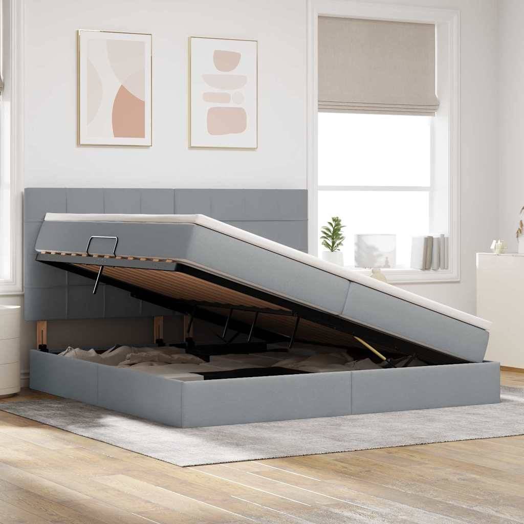 Ein modernes Schlafzimmer zeigt ein graues gepolstertes Bett mit einer Hydraulik-Aufzugsfunktion, die beim Anheben der Matratze Stauraum offenbart. Minimalistische Dekoration vervollständigt den Raum.