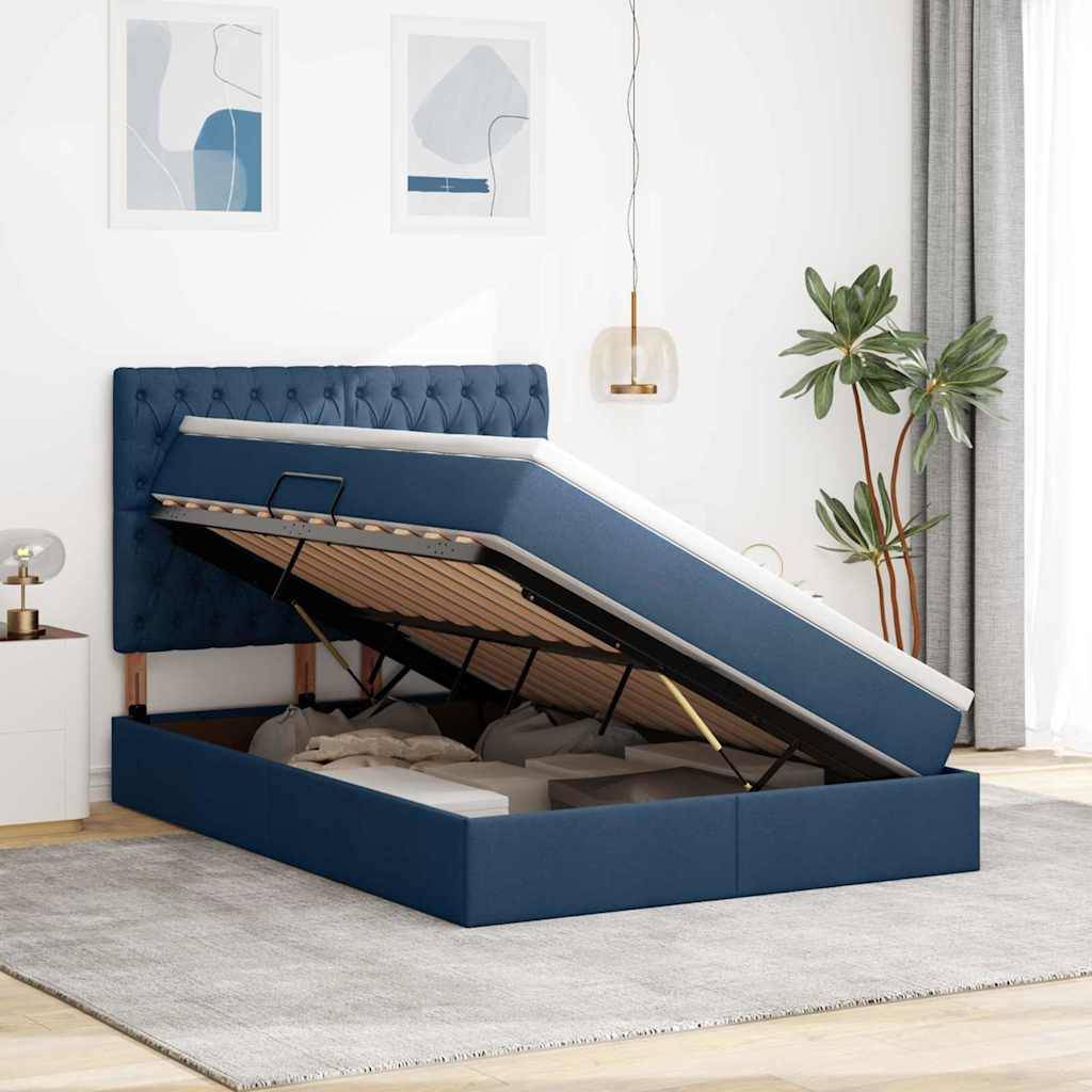 Ein blau gepolstertes Bett mit angehobenem Matratze, das den Stauraum darunter zeigt, platziert in einem modernen Schlafzimmer mit Dekoration und einer Pflanze.