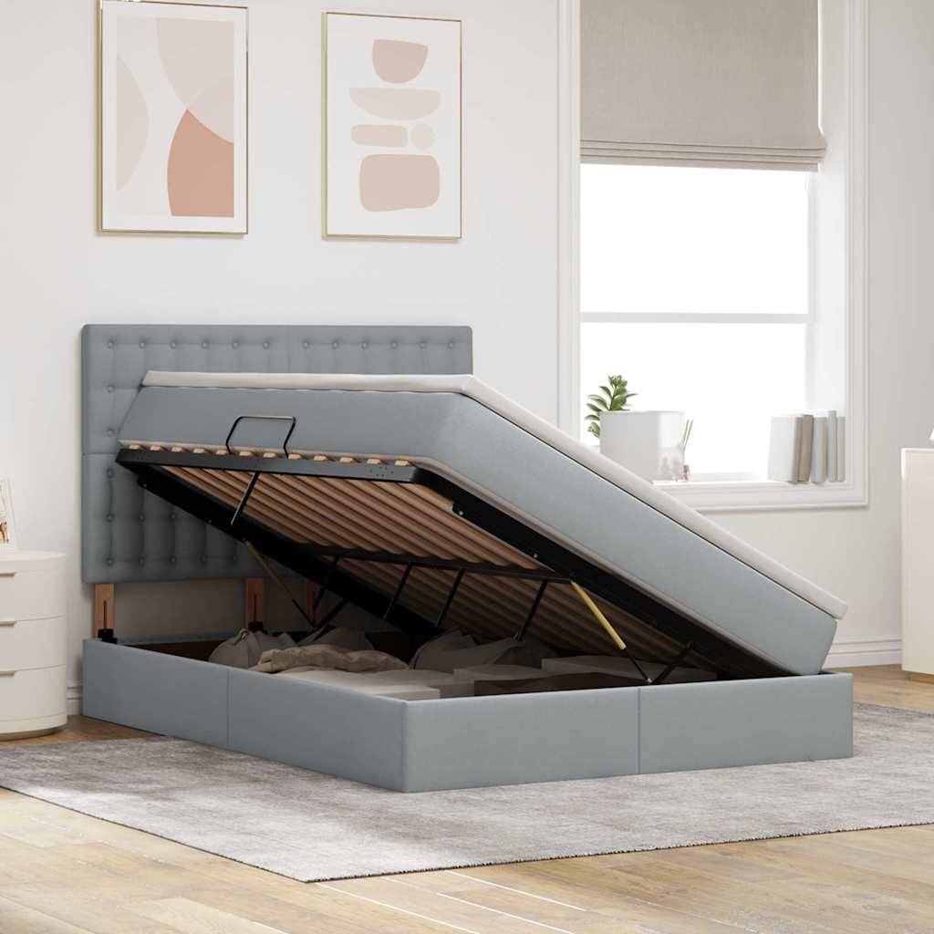 Ein modernes Schlafzimmer mit einem grau gepolsterten Bettgestell mit Stauraum, das angehoben ist, um den Stauraum unter dem Bett freizugeben, auf einem grauen Teppich mit einem großen Fenster im Hintergrund.