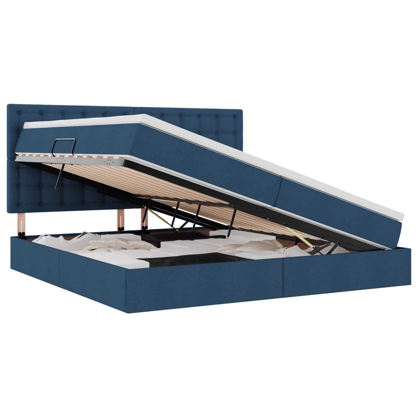 Ein blaues Ottoman-Bett mit erhöhter Matratze, die Stauraum darunter freigibt. Es verfügt über einen gepolsterten Kopfteil mit Knopfheftung und Holzstützbeinen.