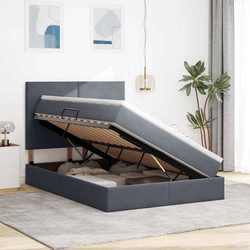 Ein modernes Schlafzimmer mit einem Bett mit Aufklappfunktion und Stauraum, das organisierte Gegenstände darunter offenlegt. Die minimalistische Dekoration umfasst Wandkunst und eine Topfpflanze.