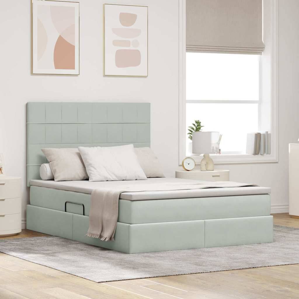 Ein modernes Schlafzimmer mit einem hellgrauen gepolsterten Bett, weißen Kissen, einer weichen beigen Decke und einem Fenster mit beigen Jalousien, die eine ruhige Atmosphäre schaffen.