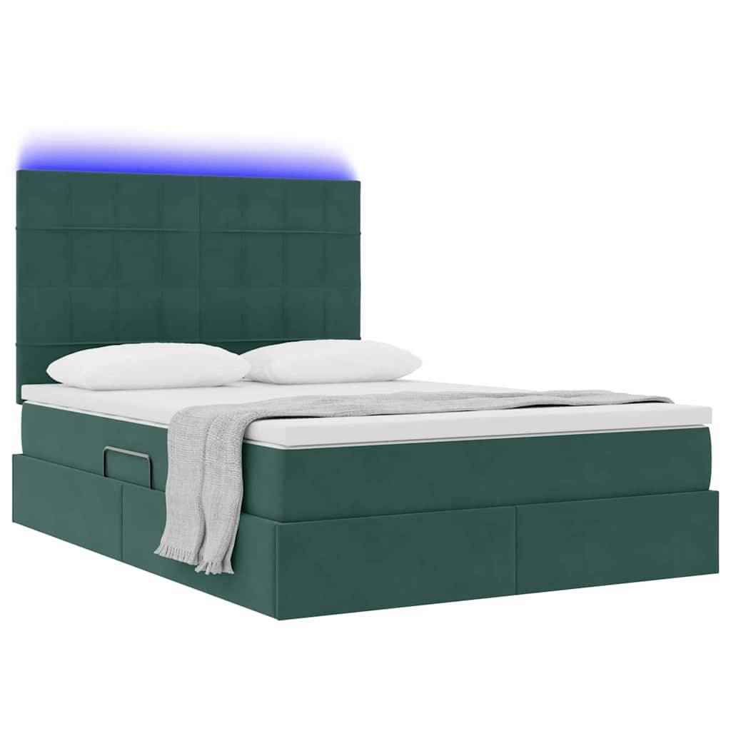 Grünes Bett mit gepolstertem Kopfteil, zwei weißen Kissen, weißem Laken, grauer Decke darüber drapiert, und Schubladen unter dem Bett. Das Kopfteil hat subtile Beleuchtung.