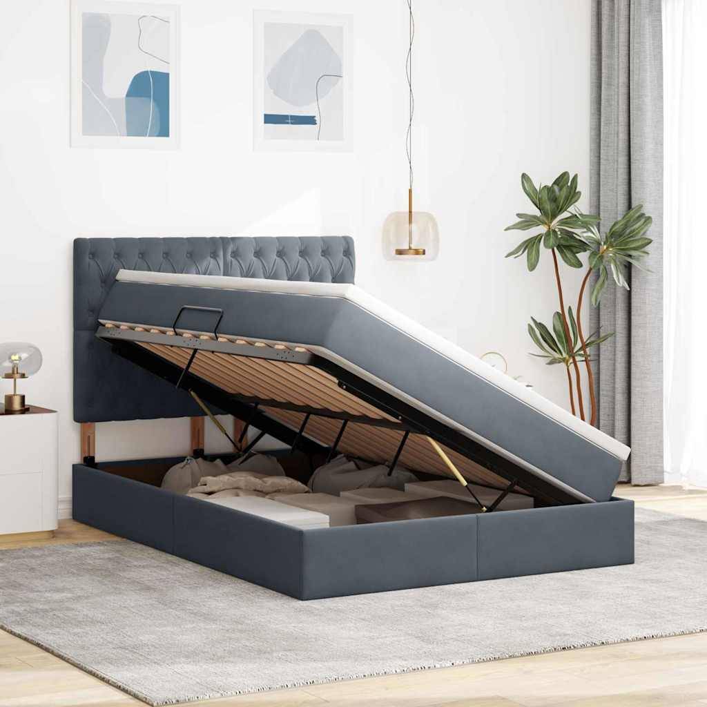 Ein stilvolles Schlafzimmer mit einem grauen gepolsterten Bett mit einer geöffneten Ottoman-Speicherbasis, die Stauraum zeigt. Moderne Dekorationselemente bereichern den Raum.