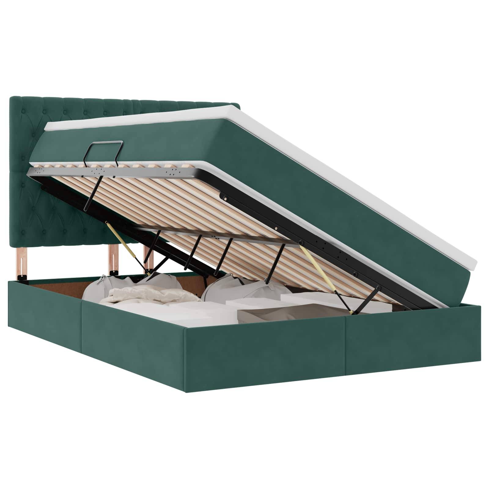 Grünes gepolstertes Speicherbett mit angehobenem Bettfall, das einen Stauraum unter dem Bett zeigt, der Kissen und Decken enthält.