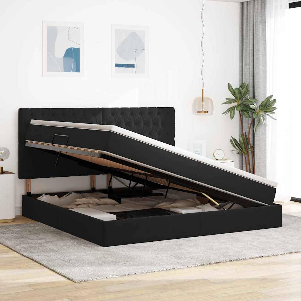 Ein schwarzes Speicherbett mit erhobener Matratze zeigt Stauraum darunter. Der Raum beinhaltet abstrakte Kunst, eine Pflanze und moderne Dekoration.