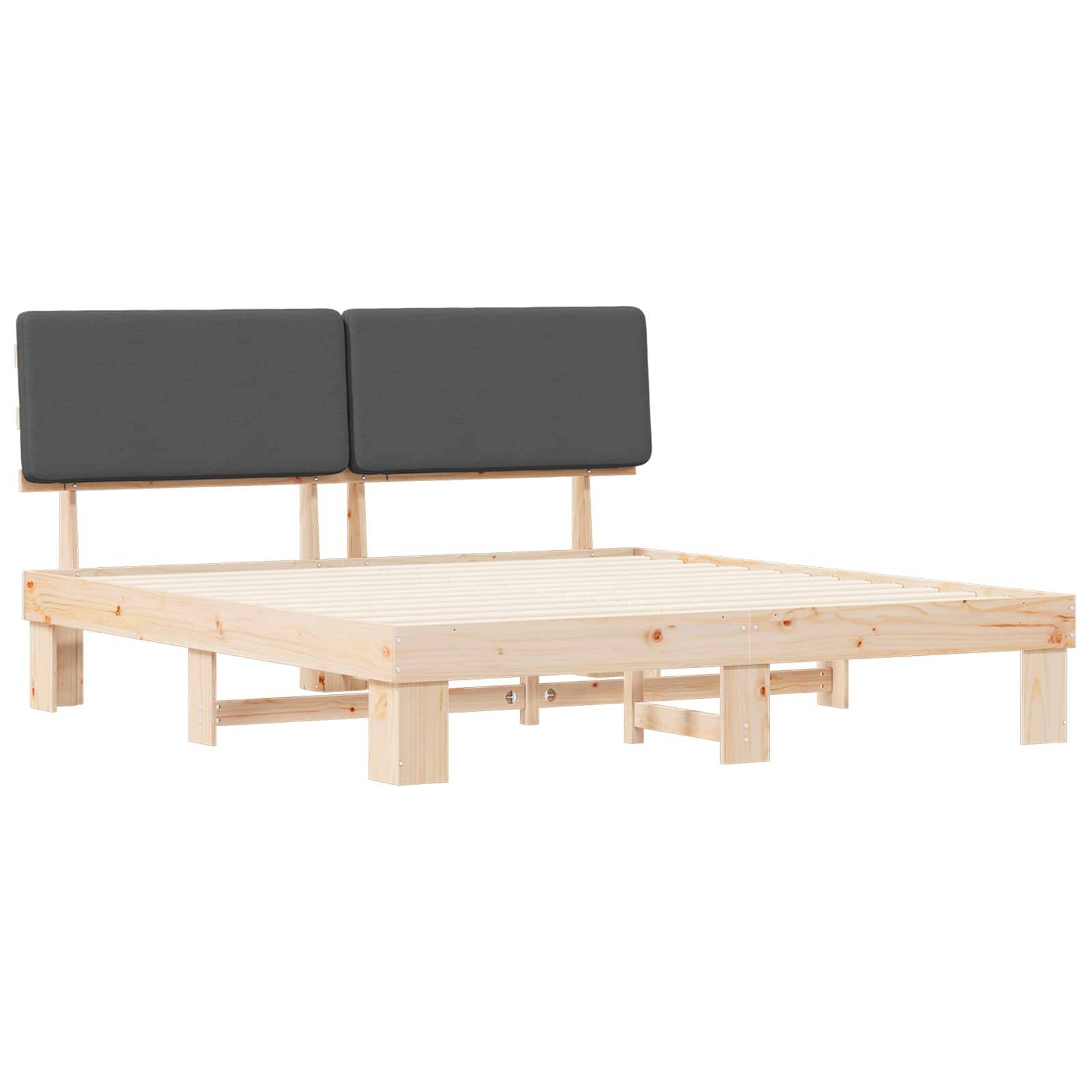 Holzrahmen des Bettes mit dunklen gepolsterten Kopfteilen, die ein minimalistisches Design aufweisen.