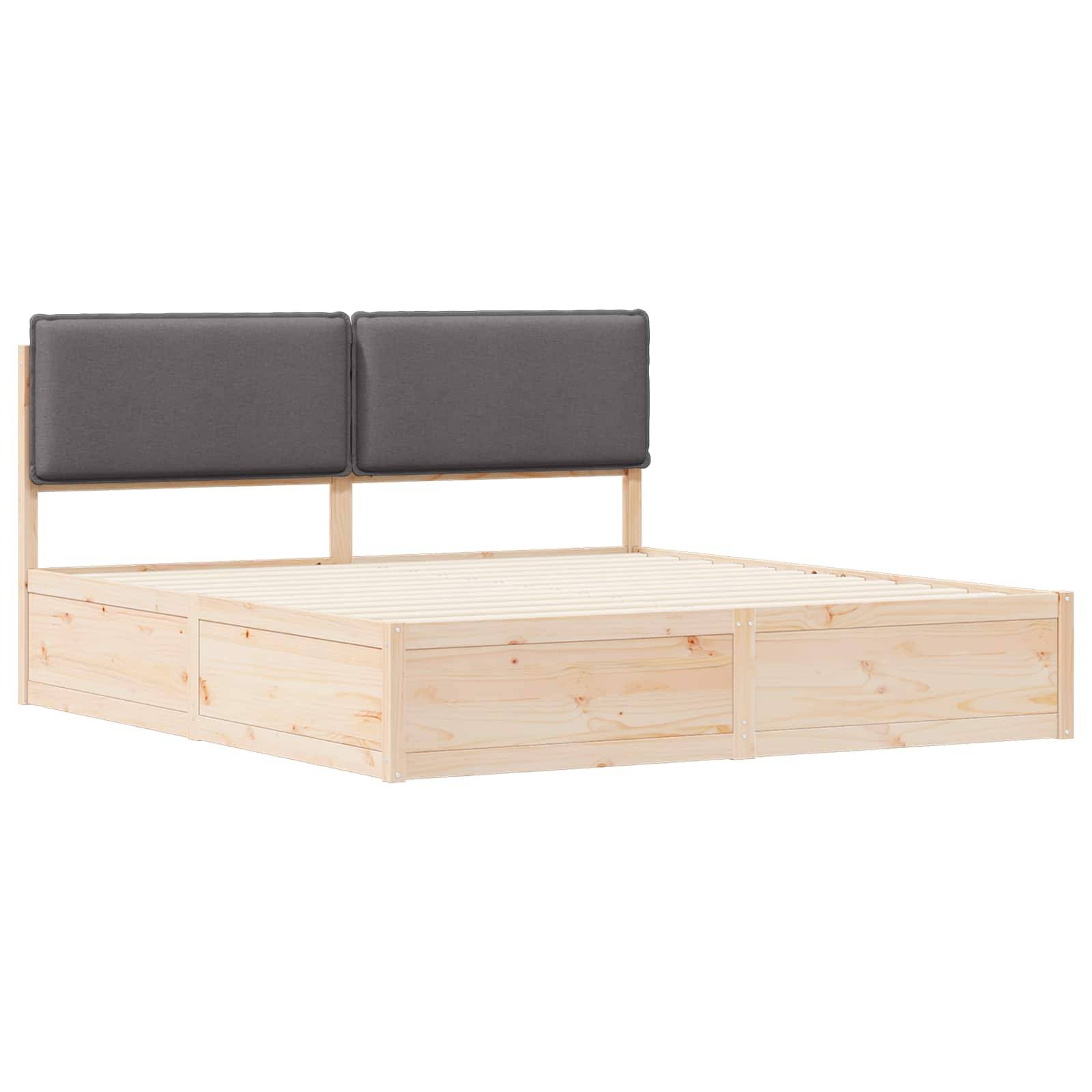 Ein Holzbettgestell mit einem hohen Kopfteil, das zwei graue Kissen aufweist. Der Rahmen hat ein minimalistisches Design mit sichtbarer Holzmaserung.