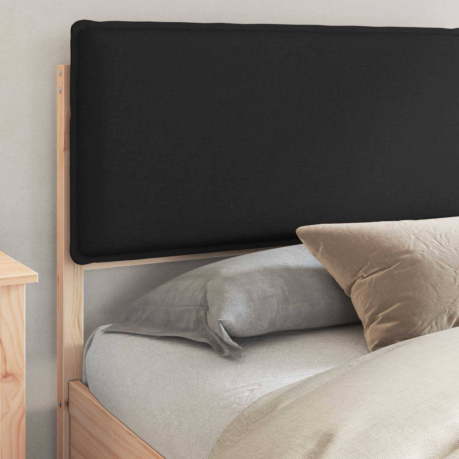 Ein ordentlich gemachtes Bett mit grauen Laken und beigen Kissen, platziert vor einem Kopfteil aus hellem Holz und einem passenden Nachttisch in einem minimalistischen Raum.