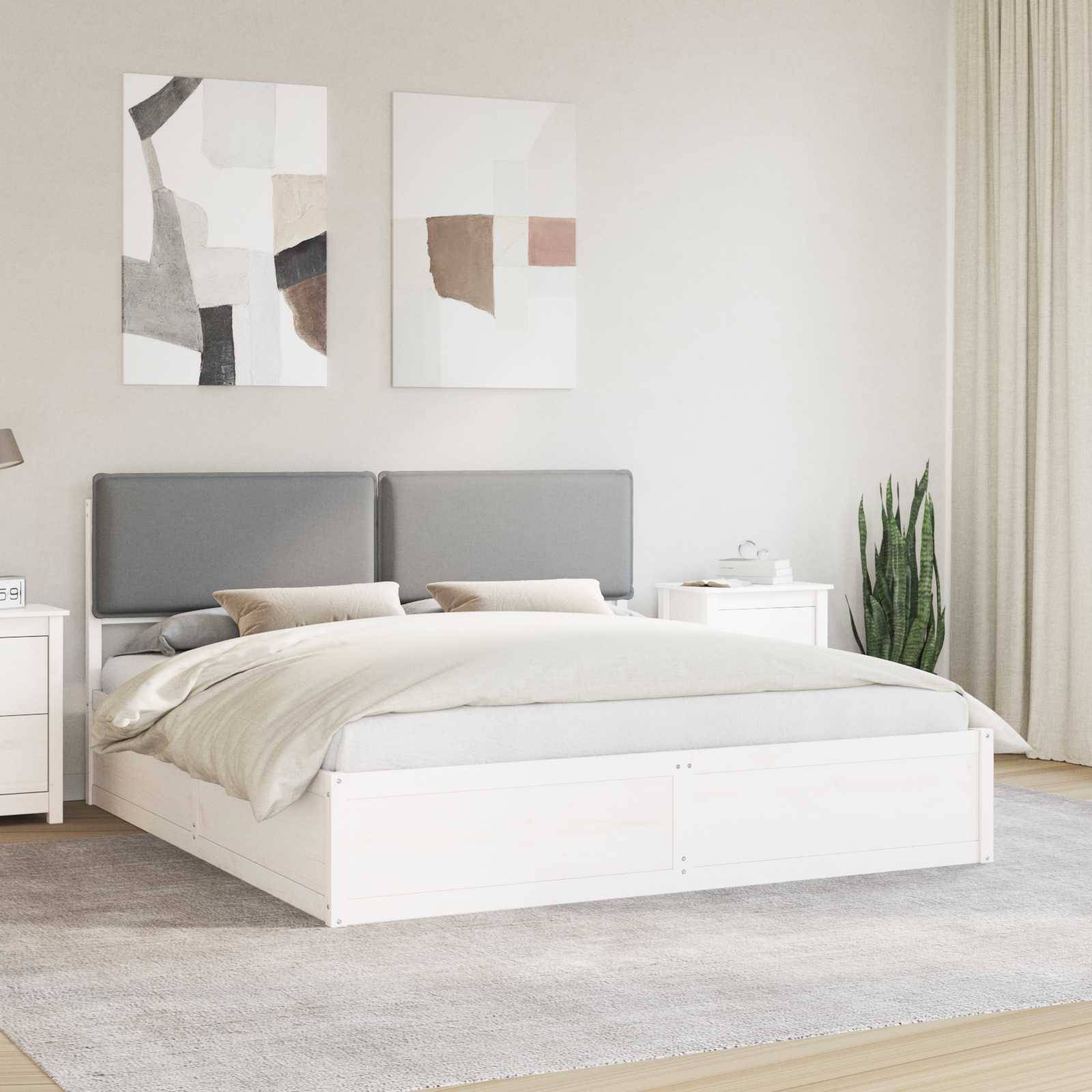 Ein modernes Schlafzimmer mit einem Bett mit grauem Kopfteil, geometrischer Kunst darüber und neutraler Dekoration. Ein Teppich bedeckt den Boden, und Grünpflanzen stehen in der Ecke.