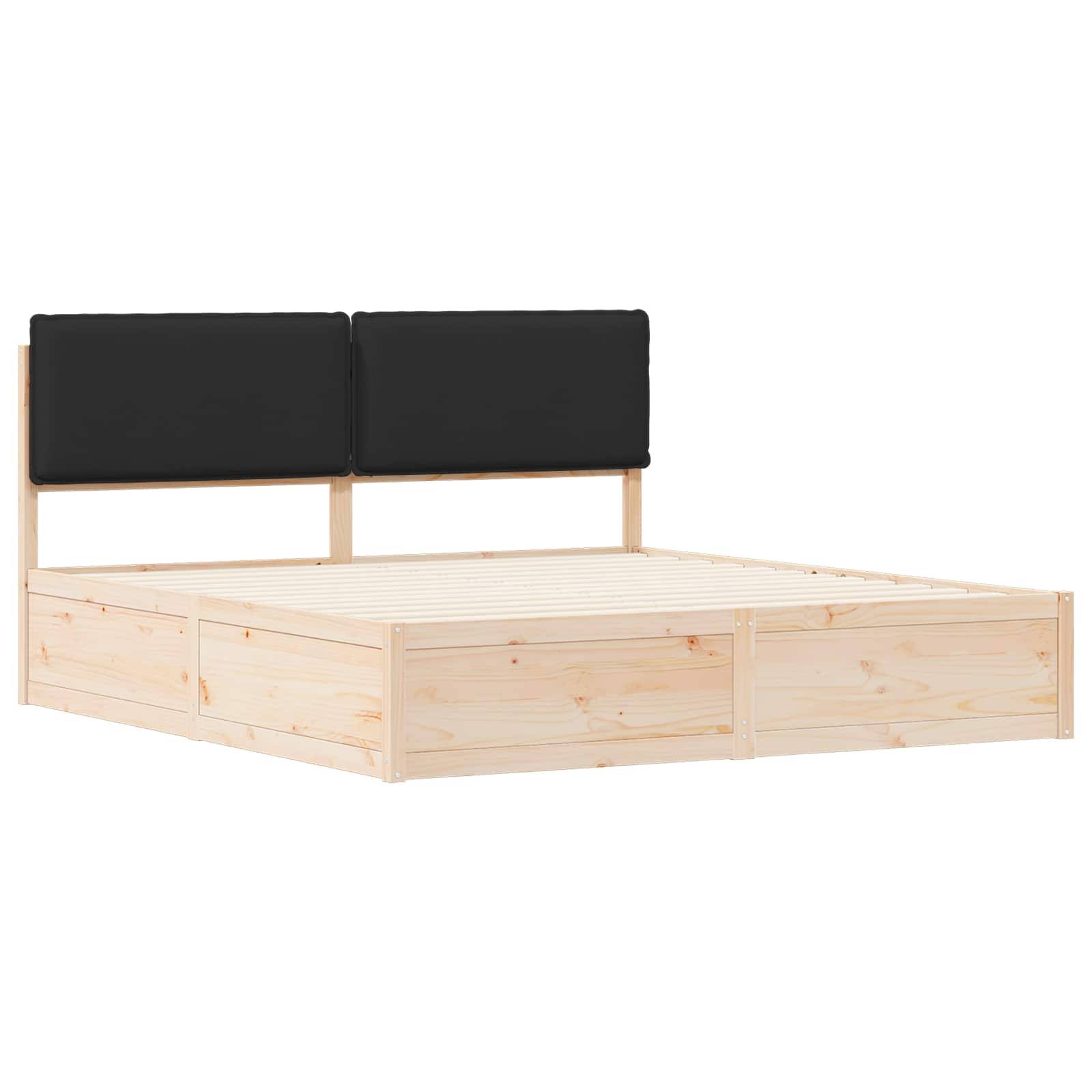 Ein Holzbettgestell mit einem hohen Kopfteil, das zwei schwarze Kissen aufweist. Das Design ist schlicht und betont helles Holz sowie modernen Stil.