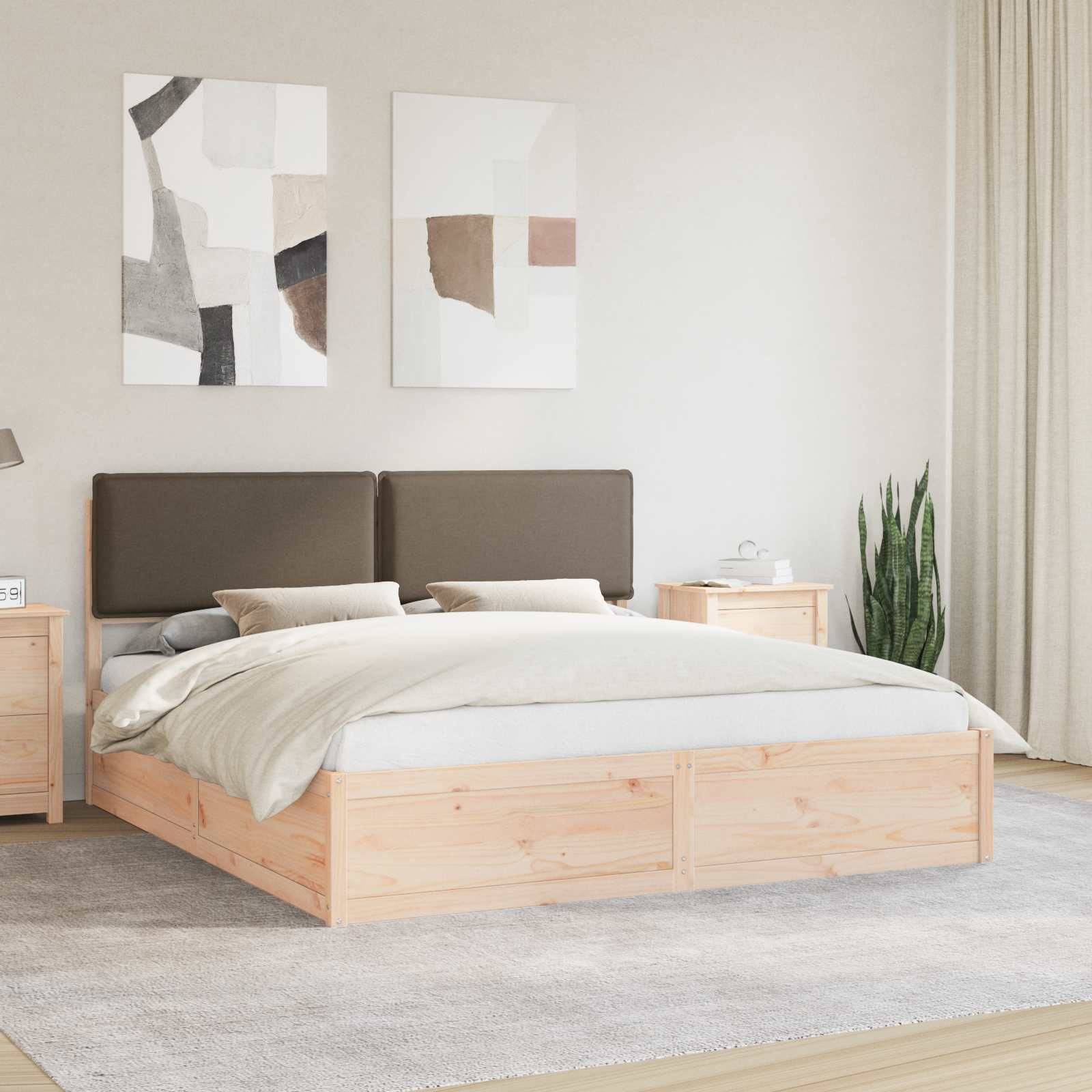 Ein modernes Schlafzimmer mit einem Holzbett, neutraler Bettwäsche und zwei abstrakten Gemälden darüber. Auf beiden Seiten stehen Nachttische mit Lampen.