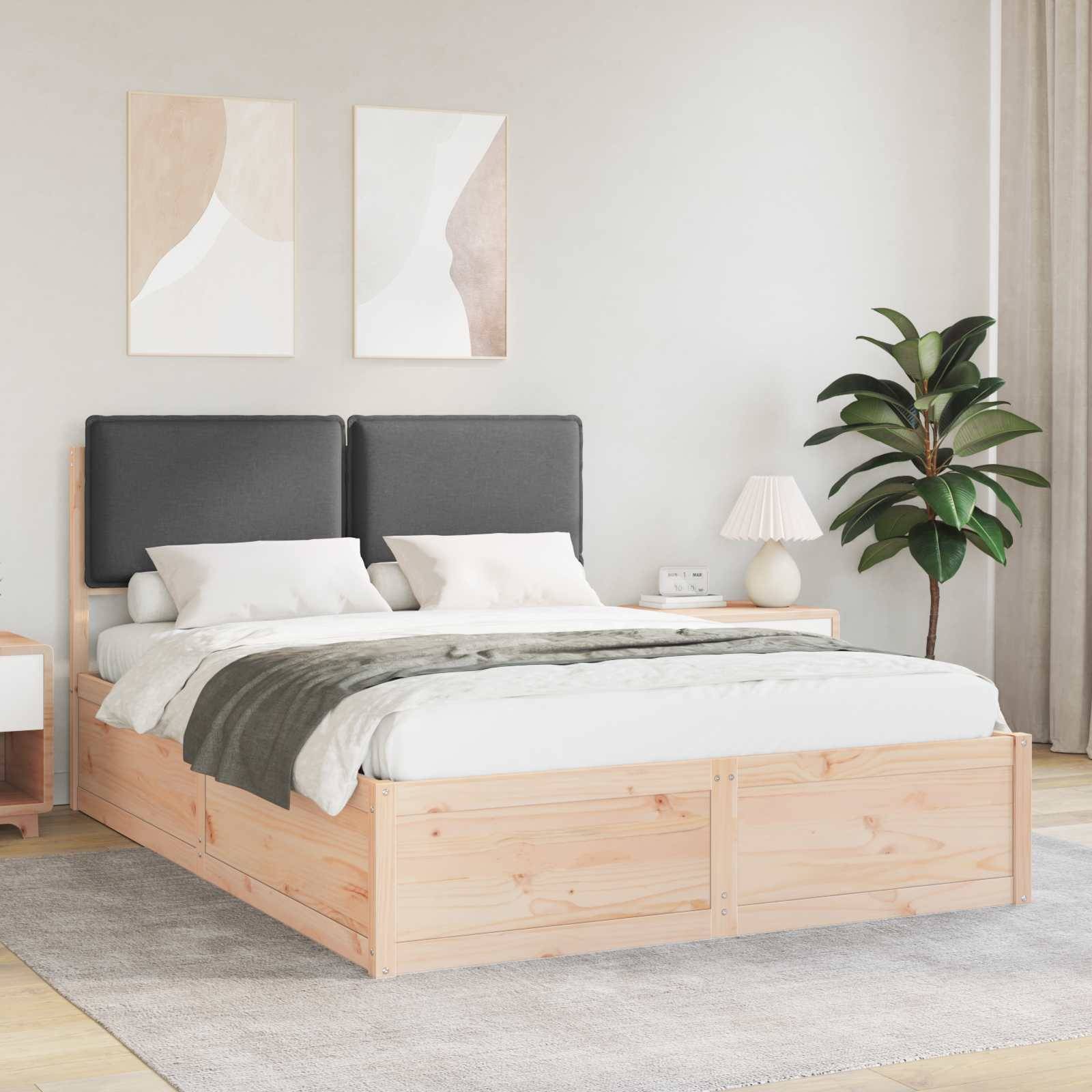 Ein minimalistisches Schlafzimmer zeigt ein Holzbett mit grauen Kissen, eine Lampe, eine Topfpflanze und abstrakte Kunst. Sanfte Töne erzeugen eine beruhigende Atmosphäre.