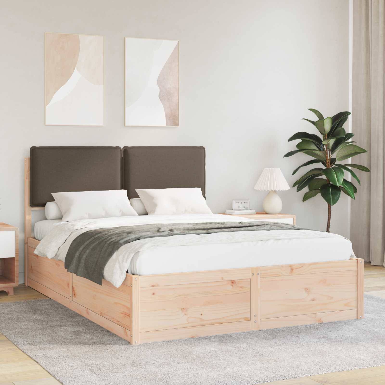 Ein gemütliches Schlafzimmer zeigt ein Holzbett mit weißer Bettwäsche und grauen Akzenten, Nachttische mit Lampen, abstrakte Kunst an der Wand und eine große Zimmerpflanze.