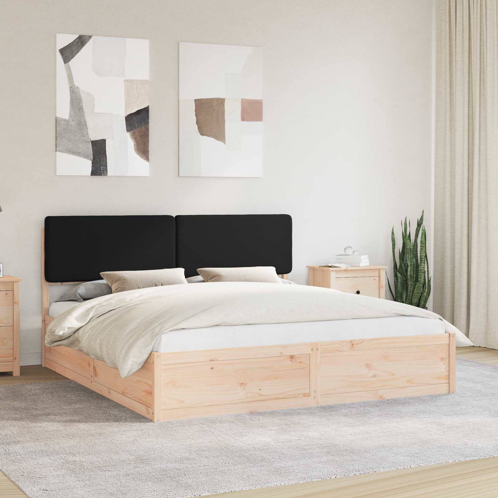 Ein modernes Schlafzimmer mit einem Bett aus hellem Holz, einem schwarzen Kopfteil, neutraler Bettwäsche und abstrakter Kunst an der Wand, das eine ruhige Atmosphäre schafft.