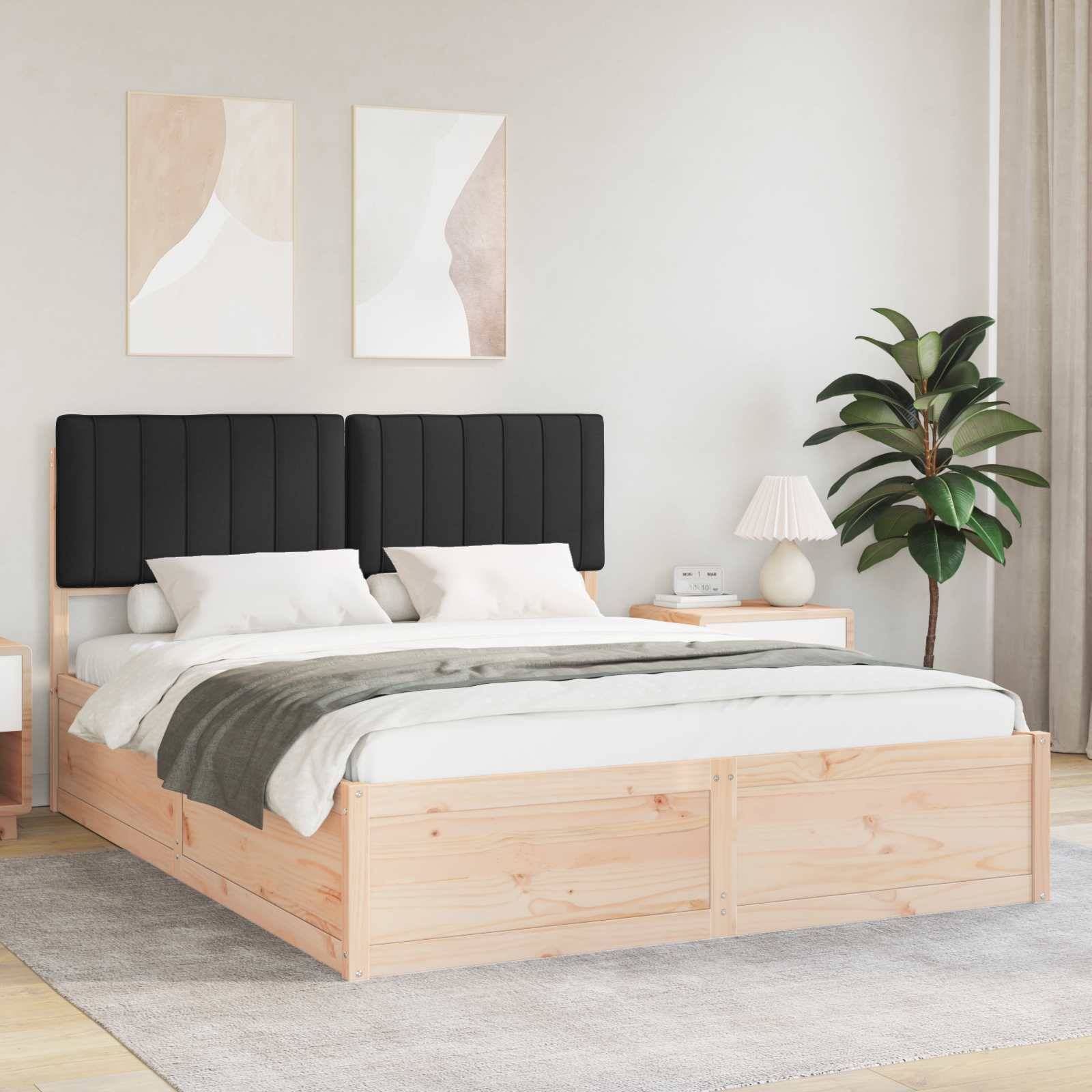 Ein modernes Schlafzimmer mit einem Bett aus hellem Holz, schwarzem Kopfteil, weißer Bettwäsche, zwei Nachttischen, Pflanzen und abstrakter Wandkunst.