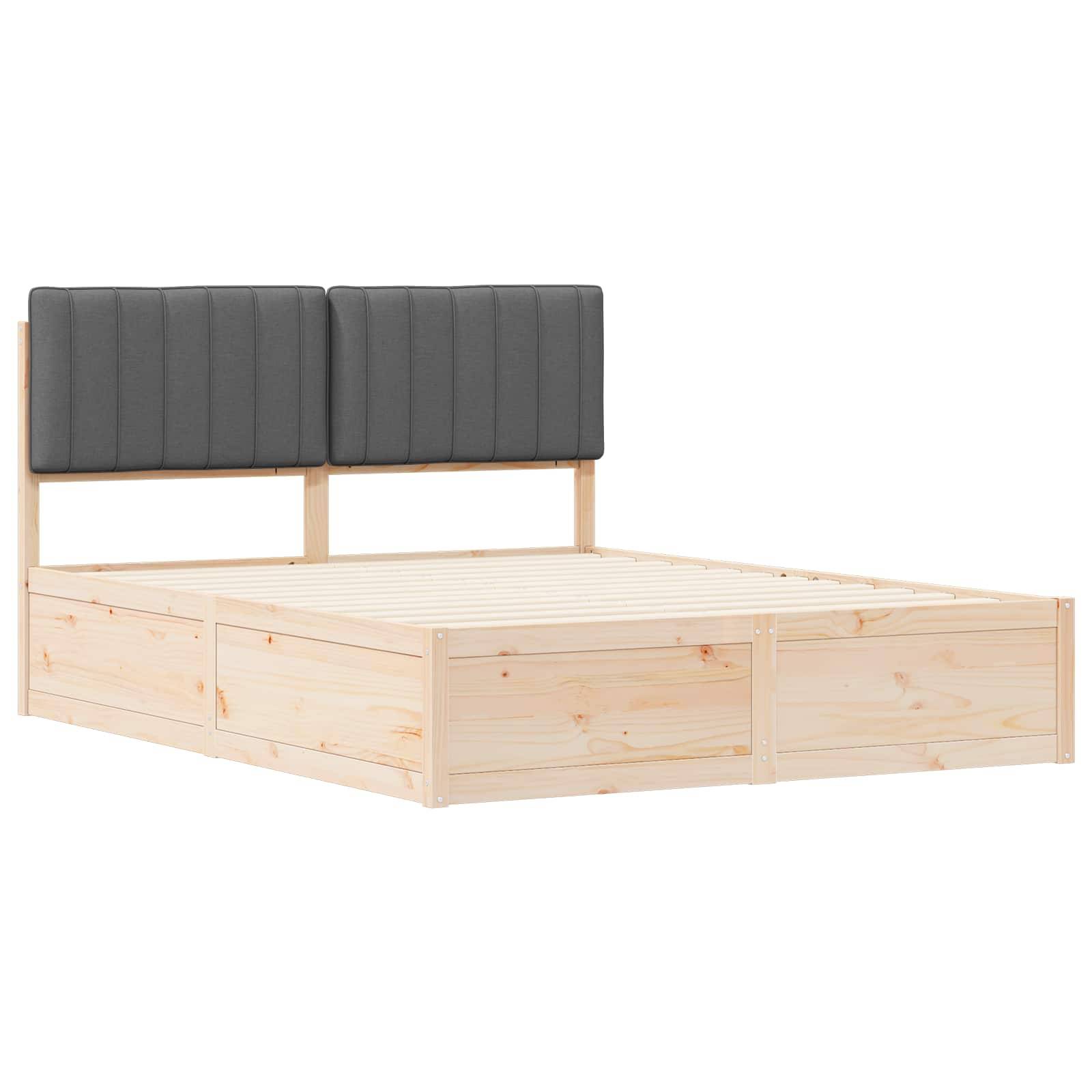 Ein Holzbettgestell mit einer hellen Beschichtung verfügt über eine Lattenrostunterlage und zwei gepolsterte, vertikale graue Kopfteile.