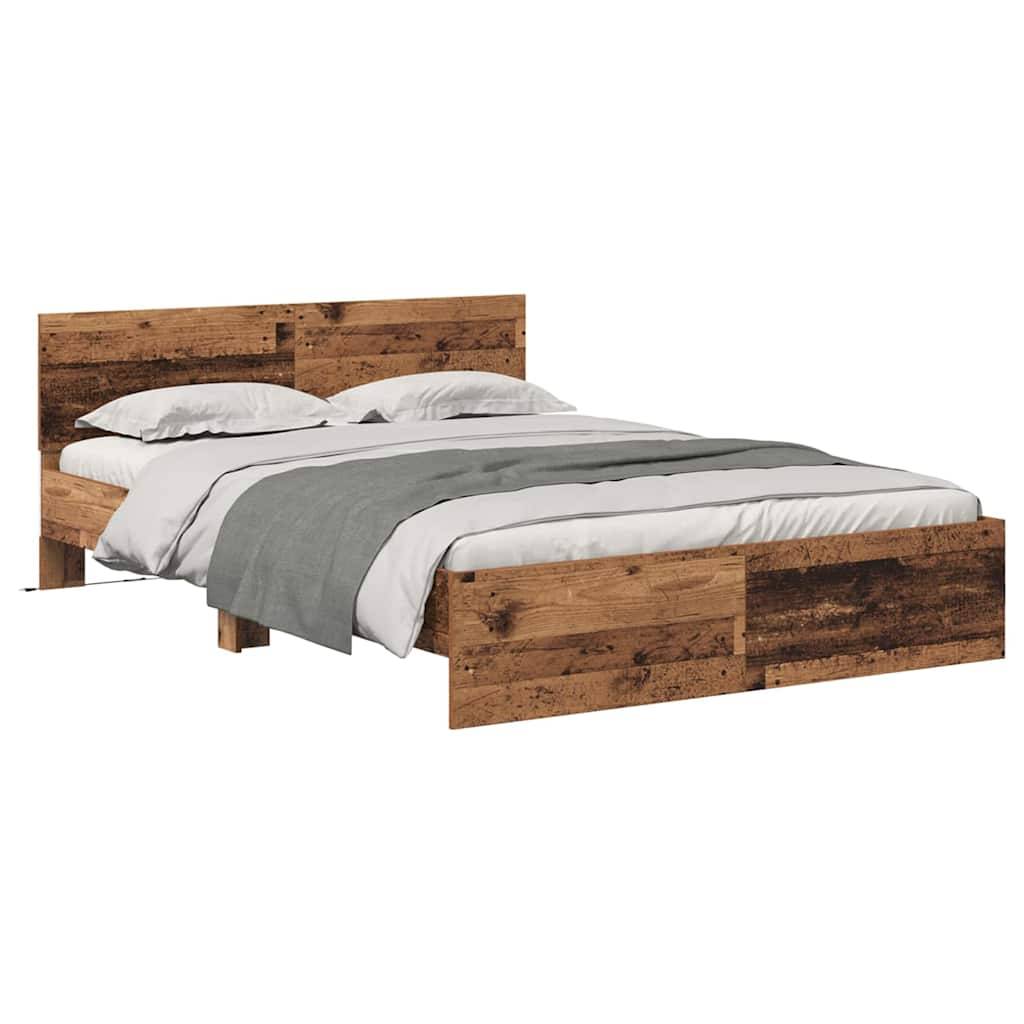 Ein Holzbett mit rustikaler Oberfläche, ausgestattet mit einem Kopf- und Fußteil, ist ordentlich bezogen mit weißer Bettwäsche und einer grauen Decke.