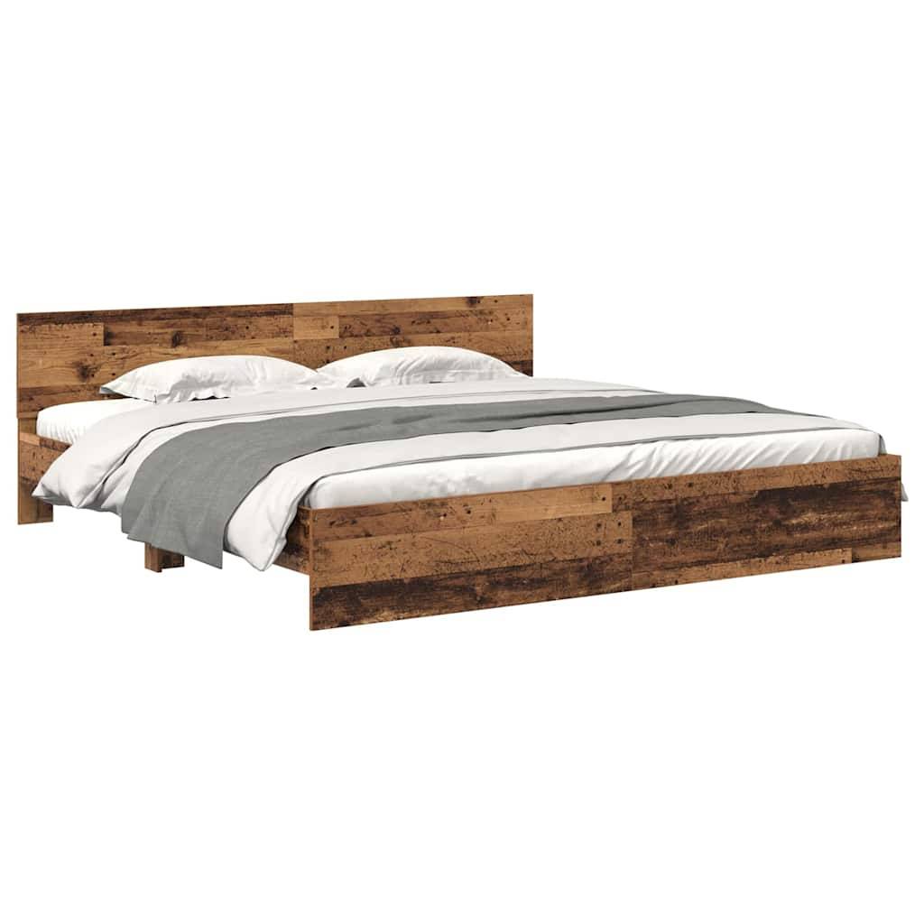 Holzbett mit minimalistischem Design und einem Kopfteil. Das Bett ist mit weißer Bettwäsche und einer grauen Decke bezogen.