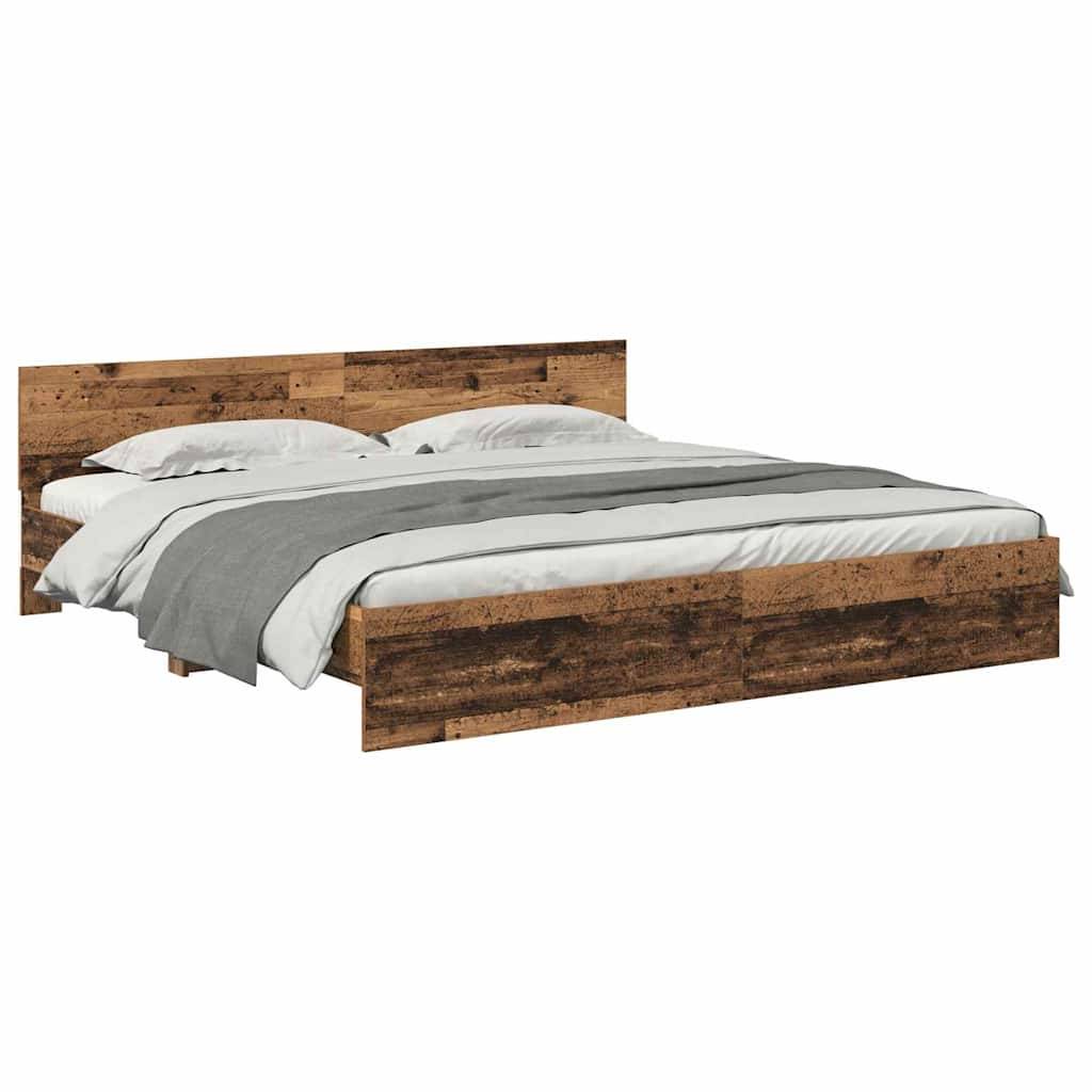 Ein Holz-Kingsize-Bett mit rustikaler Oberfläche, ausgestattet mit einem hohen Kopfteil und weißer Bettwäsche mit einer grauen Decke.