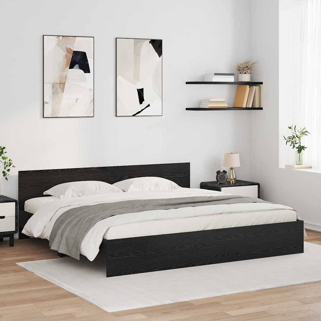 Ein modernes Schlafzimmer mit einem großen Bett mit weißer und grauer Bettwäsche. Zwei abstrakte Kunstwerke hängen über dem Bett. Regale mit Dekoration und eine Lampe befinden sich auf der rechten Seite.