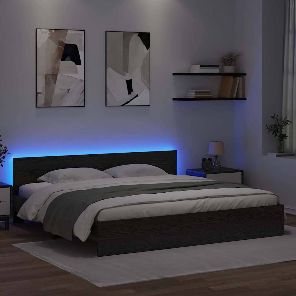 Ein modernes Schlafzimmer mit einem dunklen Holzbett, weißer Bettwäsche und blauer Umgebungsbeleuchtung. Abstrakte Kunst hängt darüber. Regale und eine Lampe neben dem Fenster.