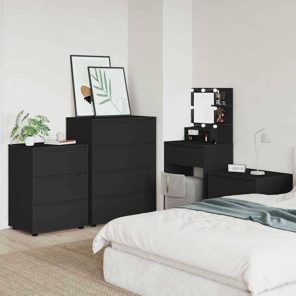 Ein modernes Schlafzimmer mit einem grauen Bett mit grünen Akzenten, einer schwarzen Kommode, an der Kunst an der Wand lehnt, und einem Schminktisch mit Spiegel.