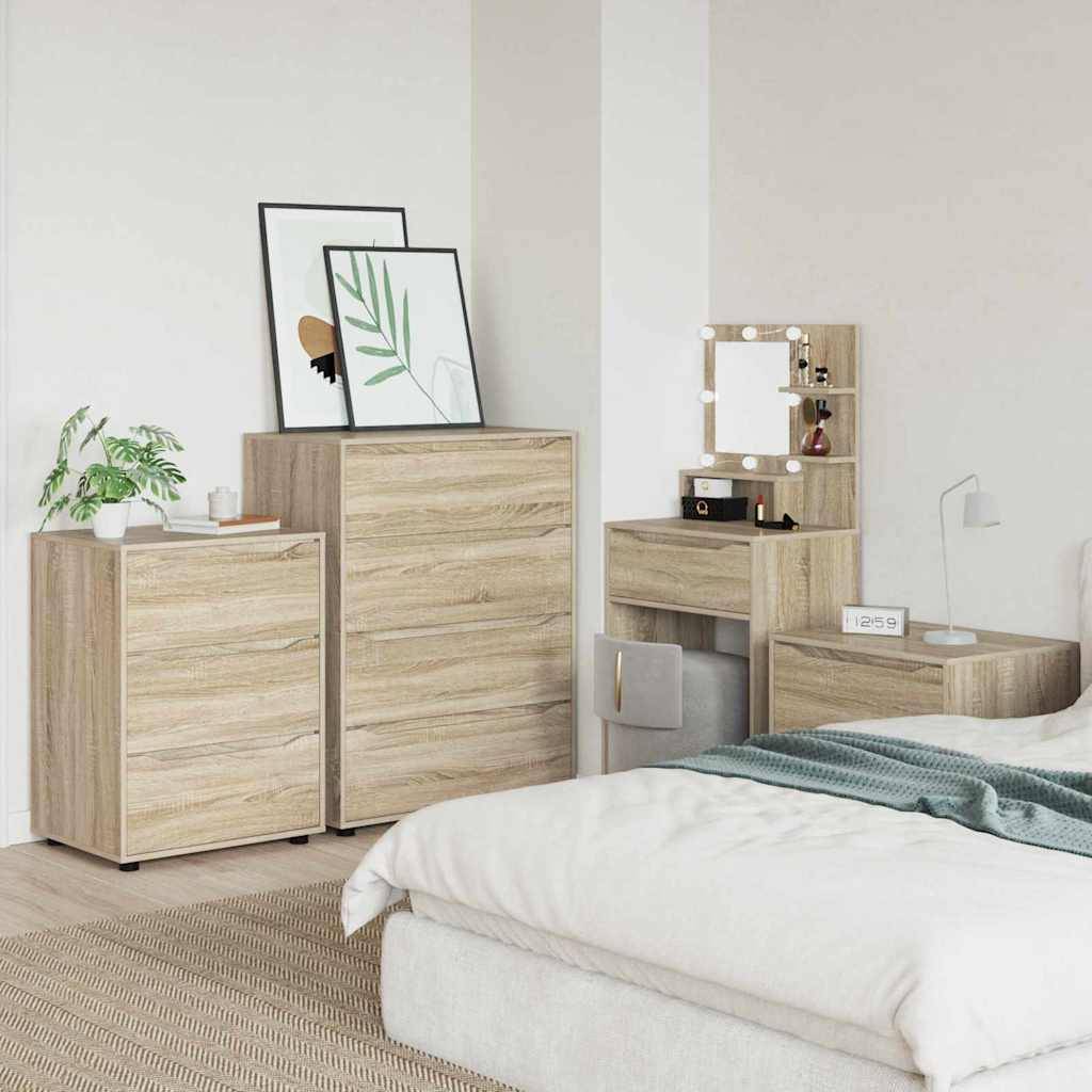 Schlafzimmer mit helzfarbener Holzmöbel, darunter eine Kommode, ein Nachttisch und eine Toilettentisch mit Spiegel. Ein Bett mit weißen Bettwäsche befindet sich im Vordergrund.