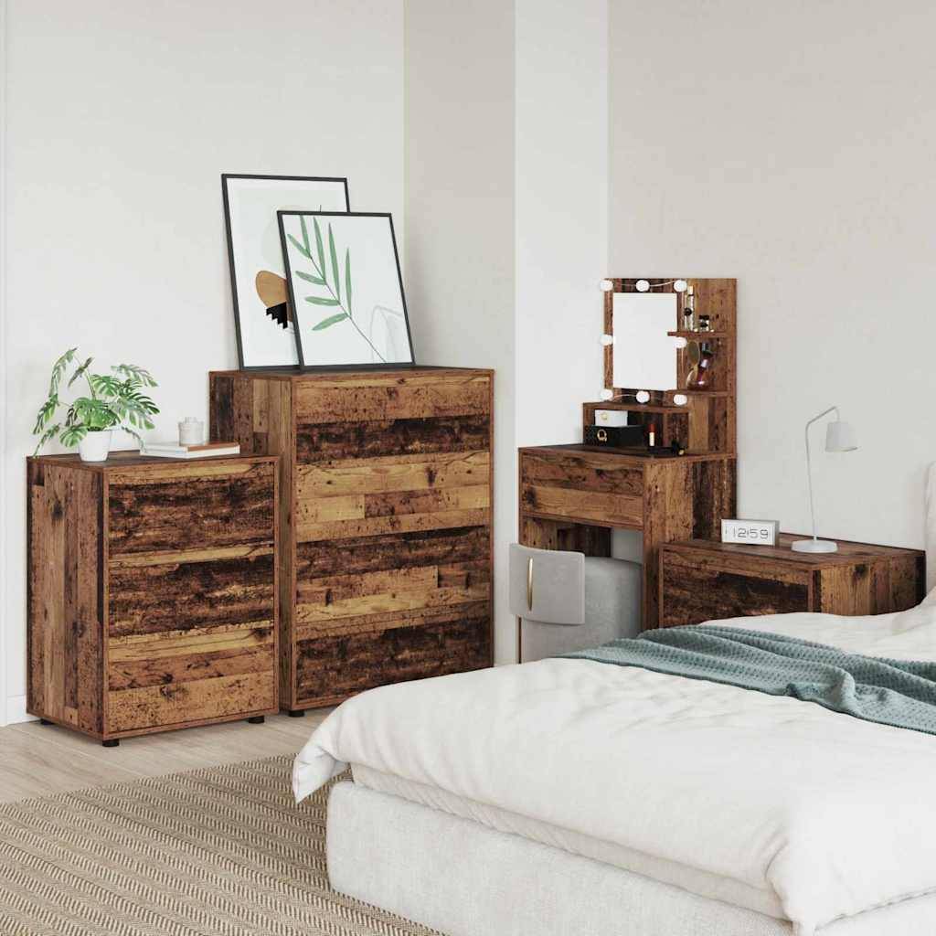 Ein minimalistisches Schlafzimmer mit rustikalen Holzkommoden und Frisiertisch, gerahmten Kunstwerken, einem Bett im Vordergrund und einer Pflanze auf einem kleinen Schrank.